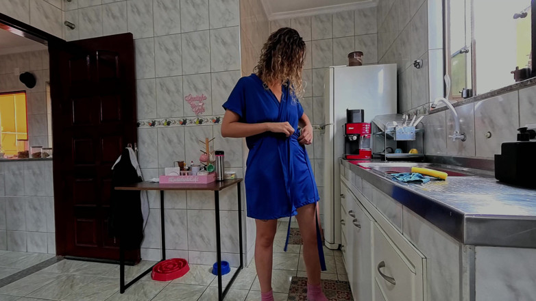 Gabi SweetCouplesStories: 怠け者の継姉妹は皿洗い中に膣を使われました。