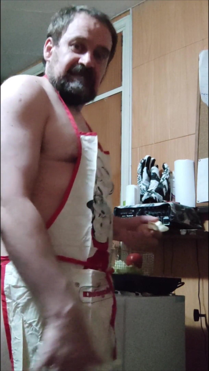 Jymi_Lee: Masturbându-se în timp ce gătește