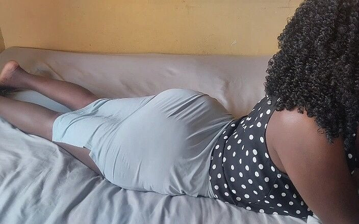 Delicious Ass: African MILF Quickly Fucked Hard by the Gateman