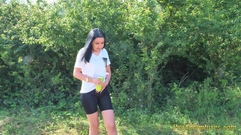 Pee Adventures: Cewek seksi rambut cokelat ini berusaha mengosongkan kandung kemihnya di...