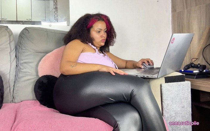 Cutiepiie Chubby: Awek montel kentut dalam bingkap berkilau ketat semasa bekerja