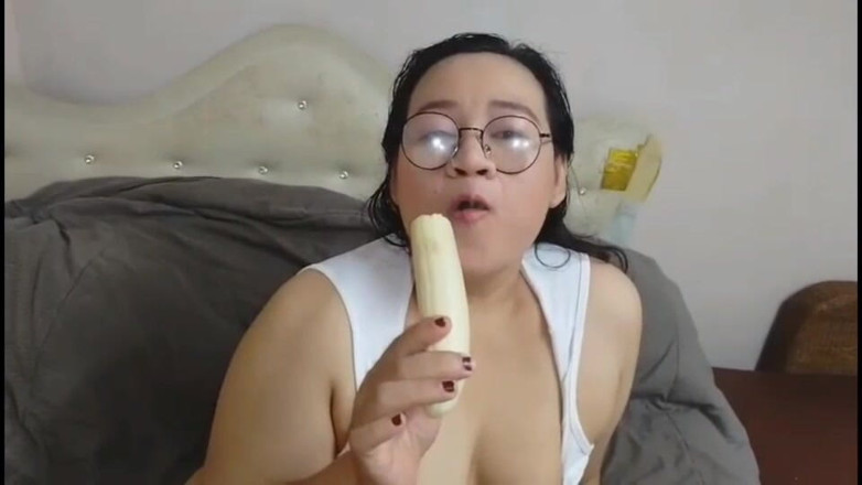 lustfullmolly: Horny Wife Insert Banana in Pussy and Eating
