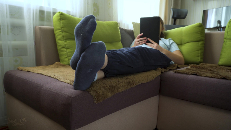 Teasecombo 4K: 맨발 발 페티쉬를 보여주는 섹시한 십대 아마추어