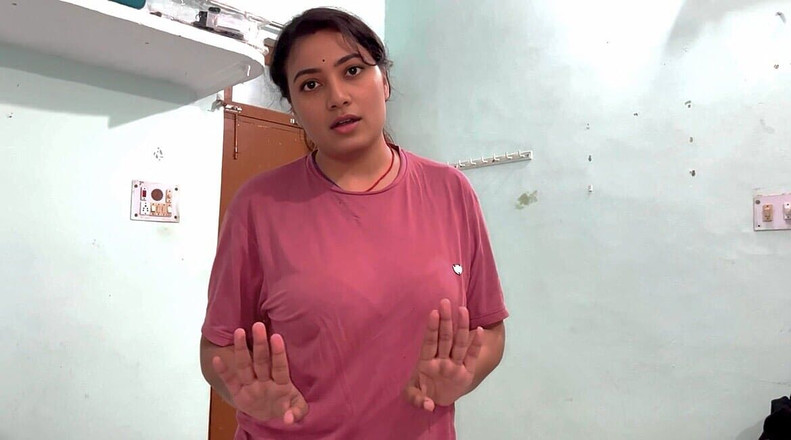 Hotty_ragini: Moje velká nevlastní sestra byla naštvaná, sdíleli jsme svobodnou postel