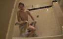 Slutty Teenies: Une adolescente brune sexy prend une douche