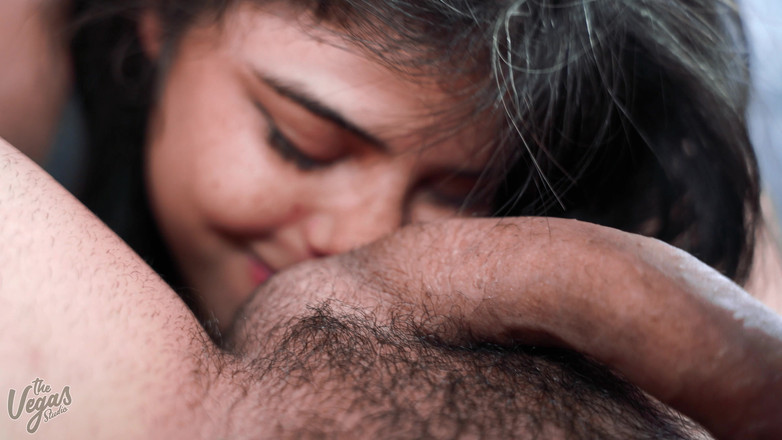 Selena Vega: 私の男の臭い汗まみれのボールを嗅ぐ