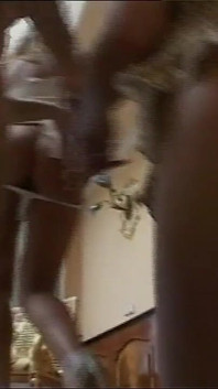 Sesso a tre con due belle ragazze che vogliono avere le loro fighe rotte da un grosso cazzo duro