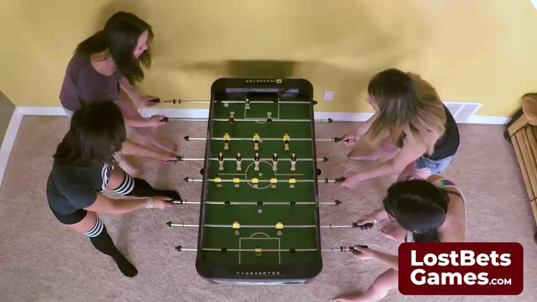 Lost Bets Games: Груди швидко викрили в грайливій стриптиз-грі в фосбол