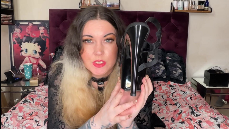 MissFFW: Puta se prueba sus nuevos tacones mientras usa un atuendo...