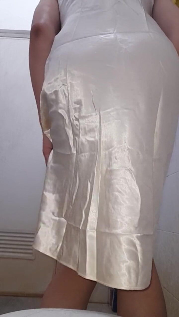 Naomisinka: 穿着热辣的缎面内衣自慰