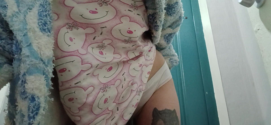 Lesbian-candys: Assim que meus pais saíram para o trabalho, eu imediatamente...