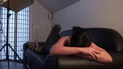 Big Dong Pleasures: Schattige brunette milf wordt op zijn hondjes geneukt