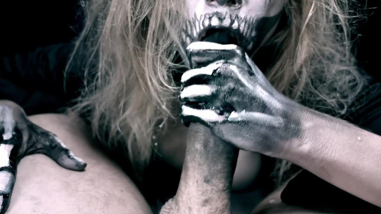 Nimfomanhub: Kostlivá dívka saje ptáka. Hororový Halloween