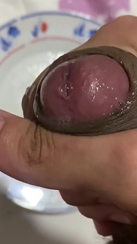 Adoro ingoiare il mio sperma dopo una grande mungitura