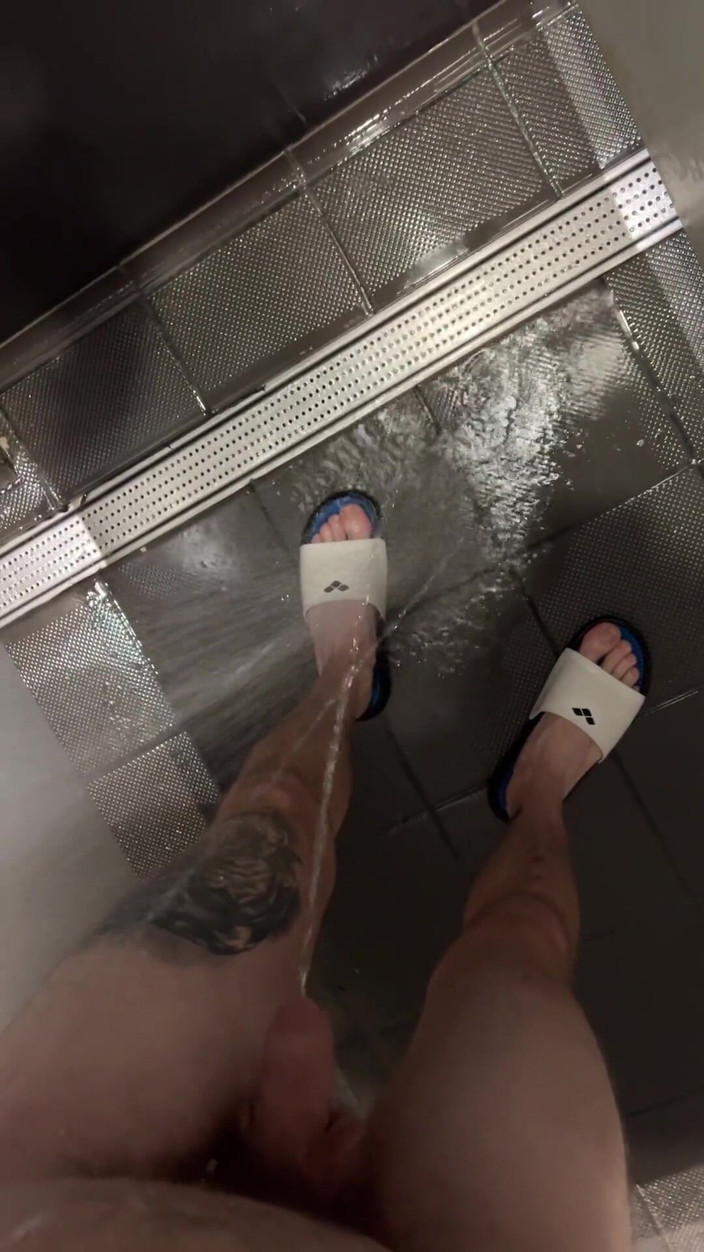 Dirty Dog: 在淋浴健身房撒尿。大白屌在更衣室里撒尿。