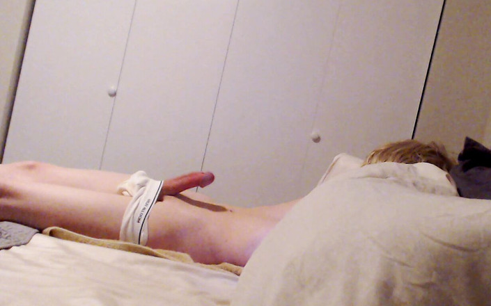 Dlight: Remaja kurus tanpa rambut melancap ketatnya sebelum katil