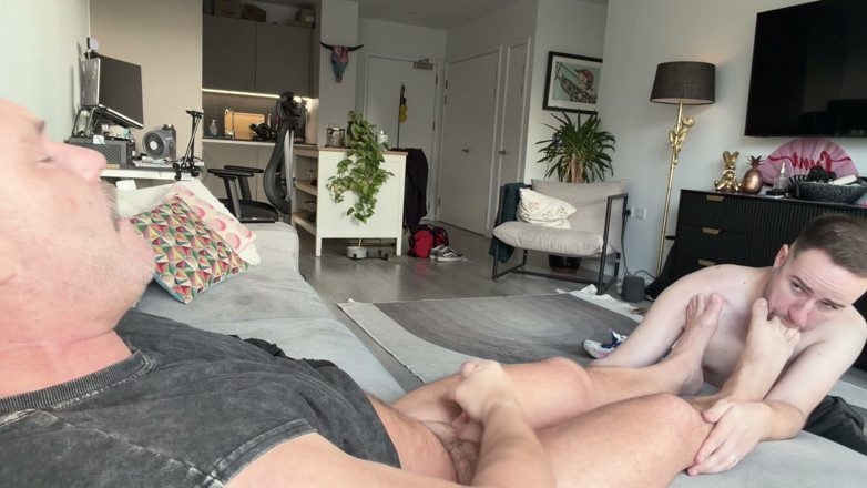 Daddy_dan_xxx: Il patrigno dan si fa venerare i piedi mentre si...