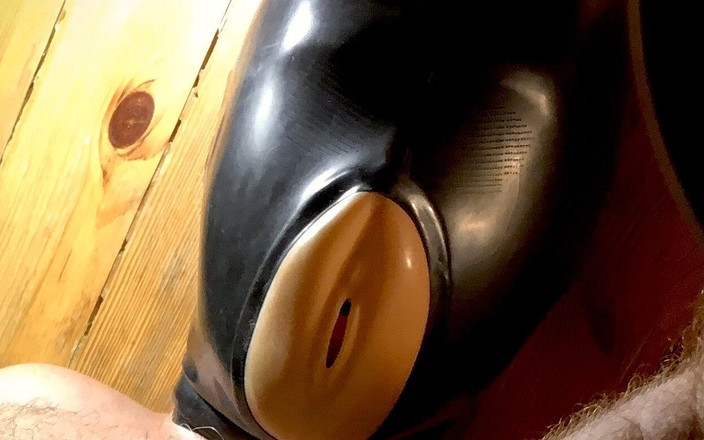 White Ukrainian Dick: Latexová maska naplněná spermatem z jeho ptáka!