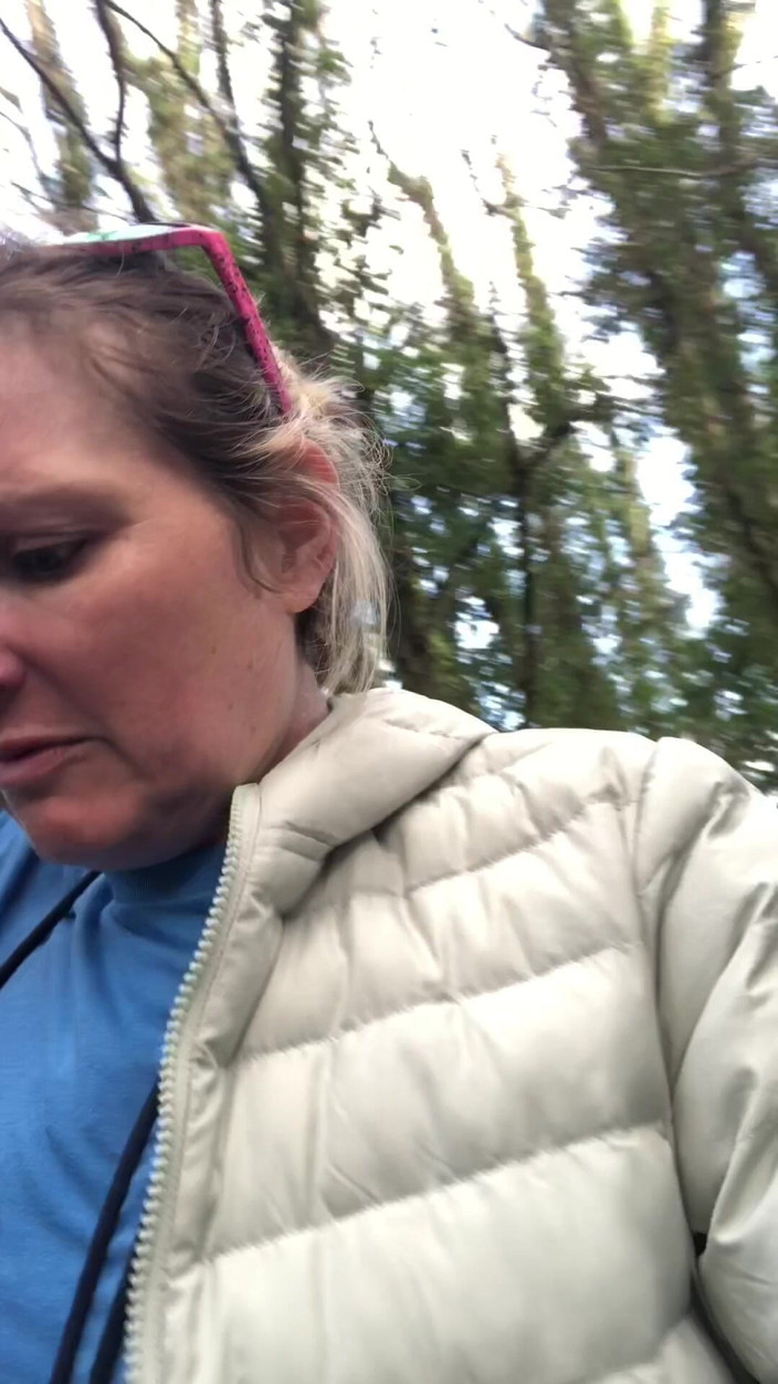 Pissing Paradise: En Cuclillas Afuera Para Hacer Una Meada Enorme Y Poderosa