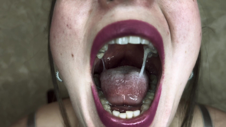 Hottie goddess: Labbra sapiente di mucus con il rossetto e sputa in...