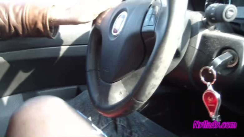 Nyllady: Aku dientot habis-habisan di dalam mobil sama suamiku