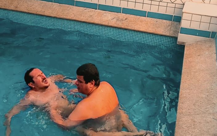 Combat and fetish: Luptă la piscină: urs dolofan versus Jobber - goală