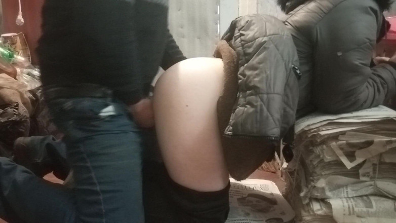 VitLen2: Futută în spatele magazinului pe ziarele vechi