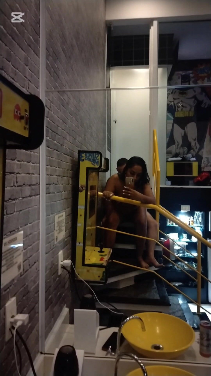 Jr and denies: Mit dem auto im motelzimmer