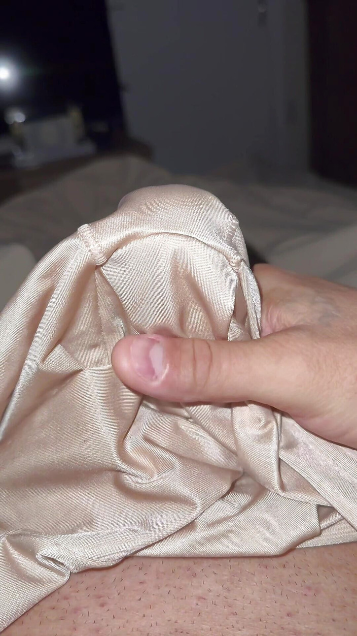 Bigbrook45: Cikgu Gim Satin melancap seluar pendek