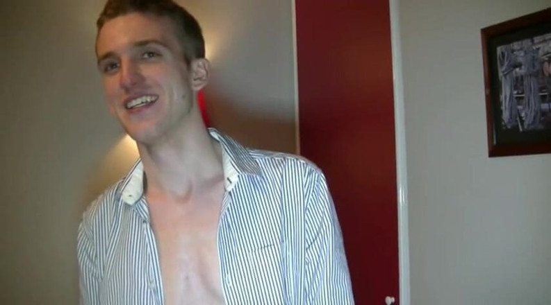 Gaybareback: Krásná twink s XXL čůrákem šuká bez sedla a vystříká se do...