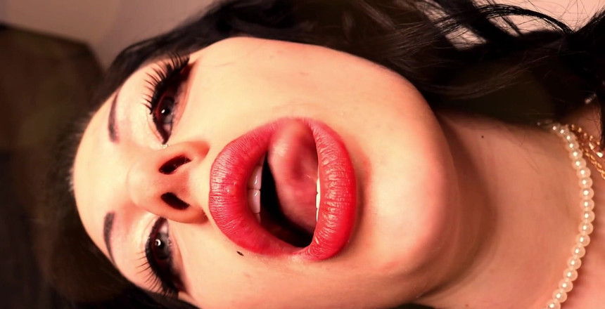 Goddess Misha Goldy: Sinnliches lippenlecken