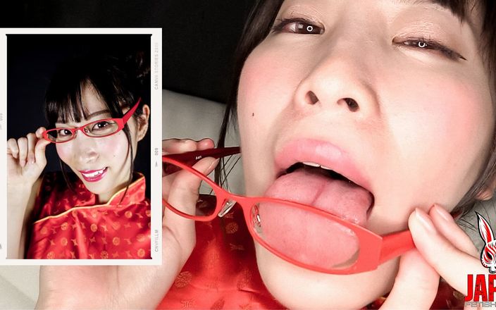 Japan Fetish Fusion: Bril likken: Momona's verleidelijke dans