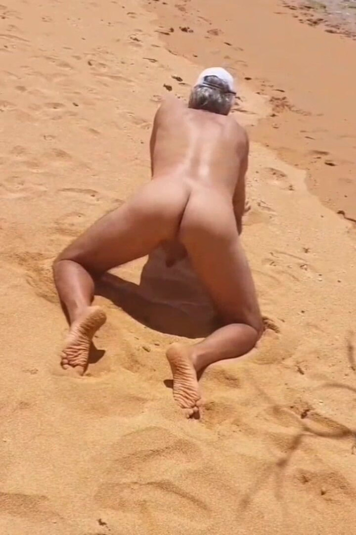 Ladysilvas: Ladysilva在海滩上炫耀裸体多么热辣的屁股