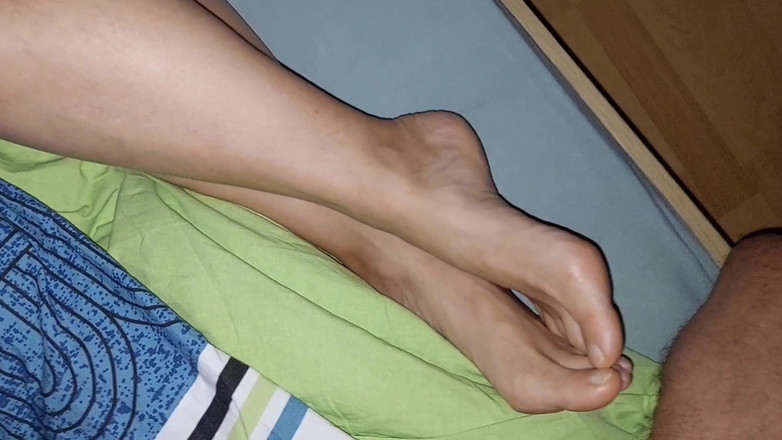 Selena701: सुनहरे बालों वाली परिपक्व पत्नी पैर पूजा और सेक्स का आनंद लेता है