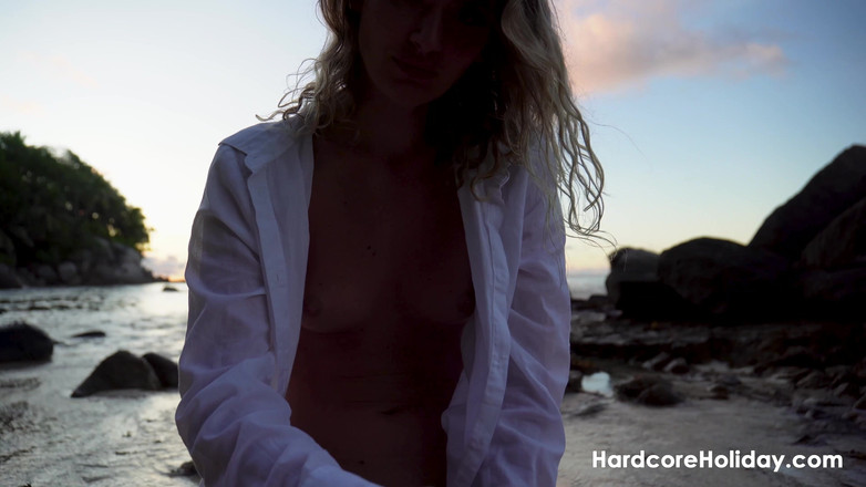 Hardcore Holiday: Retas vid stranden med Candice Demellza