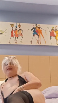 Asia Robins nue devant la caméra