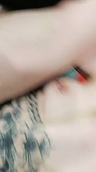 Blonde baby Sid is een anale slet die het heerlijk vindt om haar strakke gaatjes gevuld te krijgen