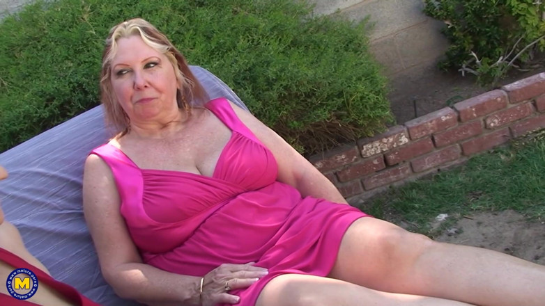 Mature NL: Chunky Mature Slut Getting Fisted in the Garden