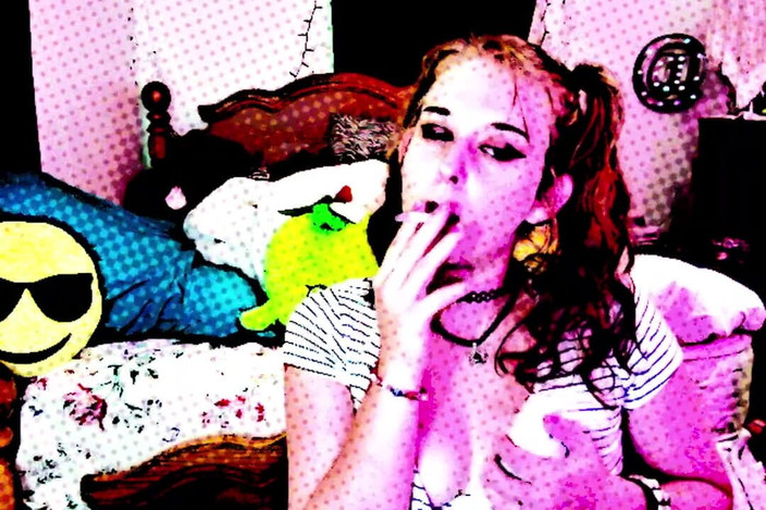 Alli Anderson: हास्य धूम्रपान स्तन