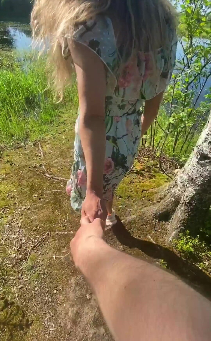 Alisa Lovely: 在风景优美的位置漫步