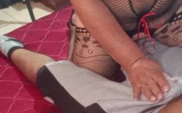 Milfta boohot: Seksi iç çamaşırlı 70 yaşındaki orta yaşlı seksi kadın karşılığında götünü emmemi...