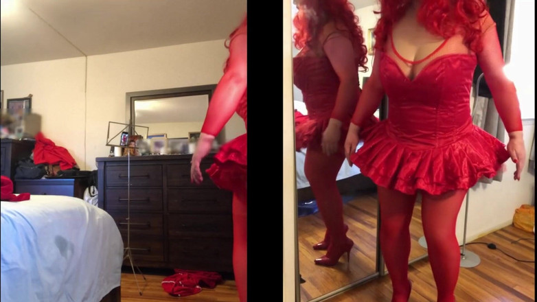 Deanna Doll: Deanna CD Doll स्ट्रिप्स, डिल्डो और शूट करती है उसका हॉट लोड