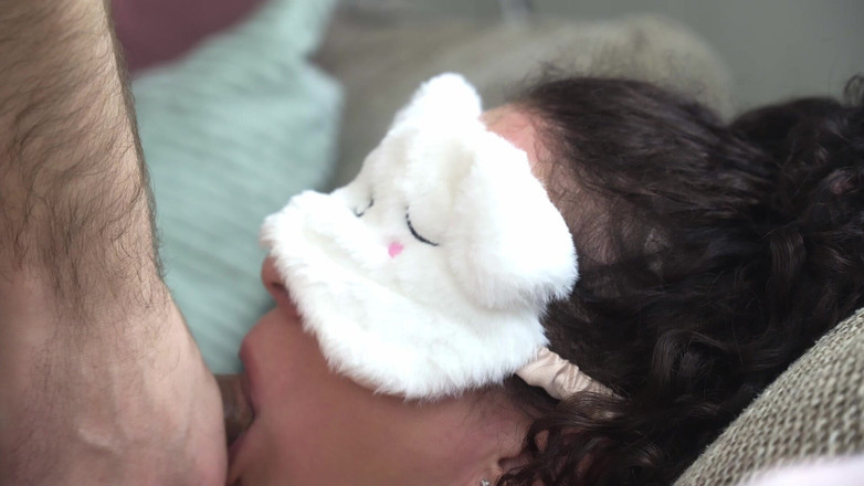 LittlePinky140: Nevlastní táta mi šuká pusu a stříká mi šťávu do pusy