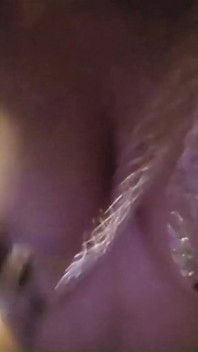 Sumisa milf follada en cuatro con pinzas en los pezones en primer plano (250329b)