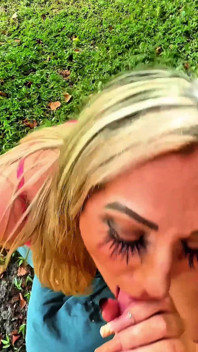 MILF-blowjob im wald