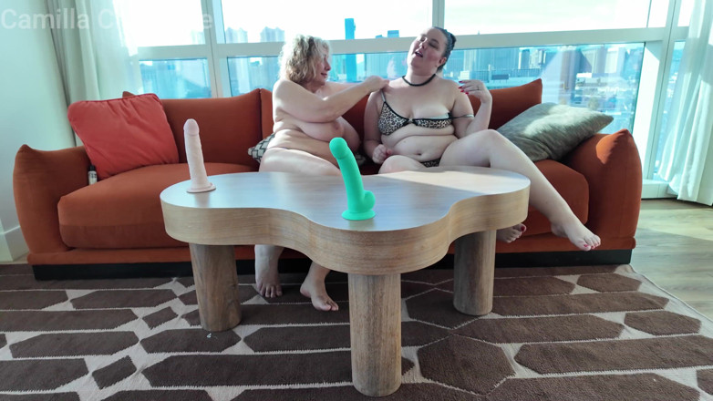 Camilla Creampie Girls: Dildo a kundička si hrají s Ashley Ace