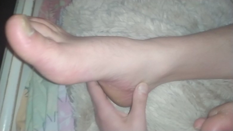 MartyBrady: Twink orso gioca con le gambe e i piedi del...