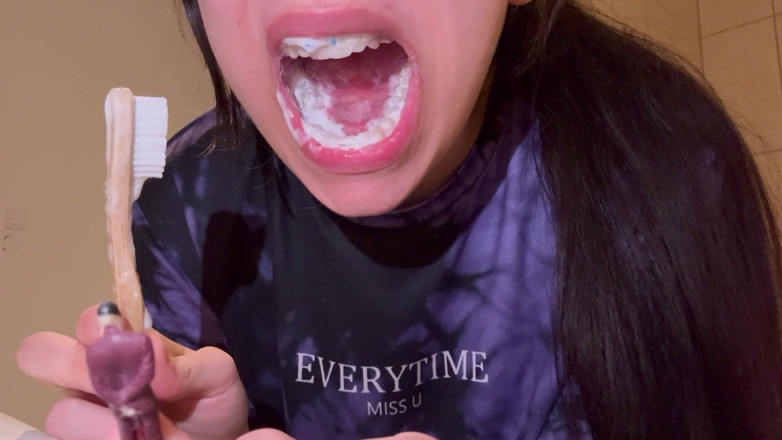 AmayaMori: A Gentle Giantess Begins Her Day by Brushing Her Teeth,