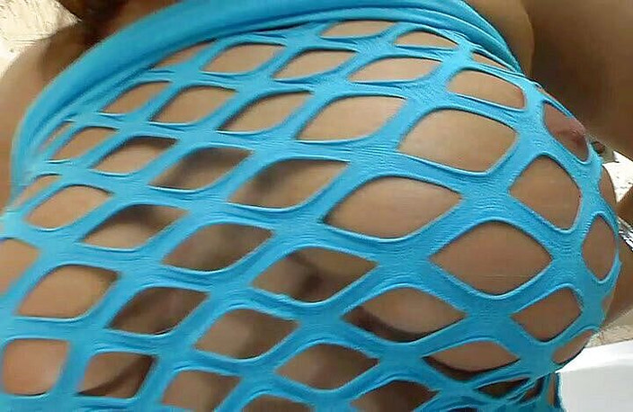 Hot Girlz: बड़े प्राकृतिक स्तनों वाली गोल-मटोल काले बाल वाली शॉवर में चुदाई करती है