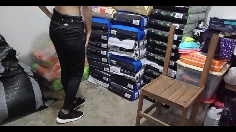 Blanquitoponedor: 他检查仓库做盘点，并不介意操我